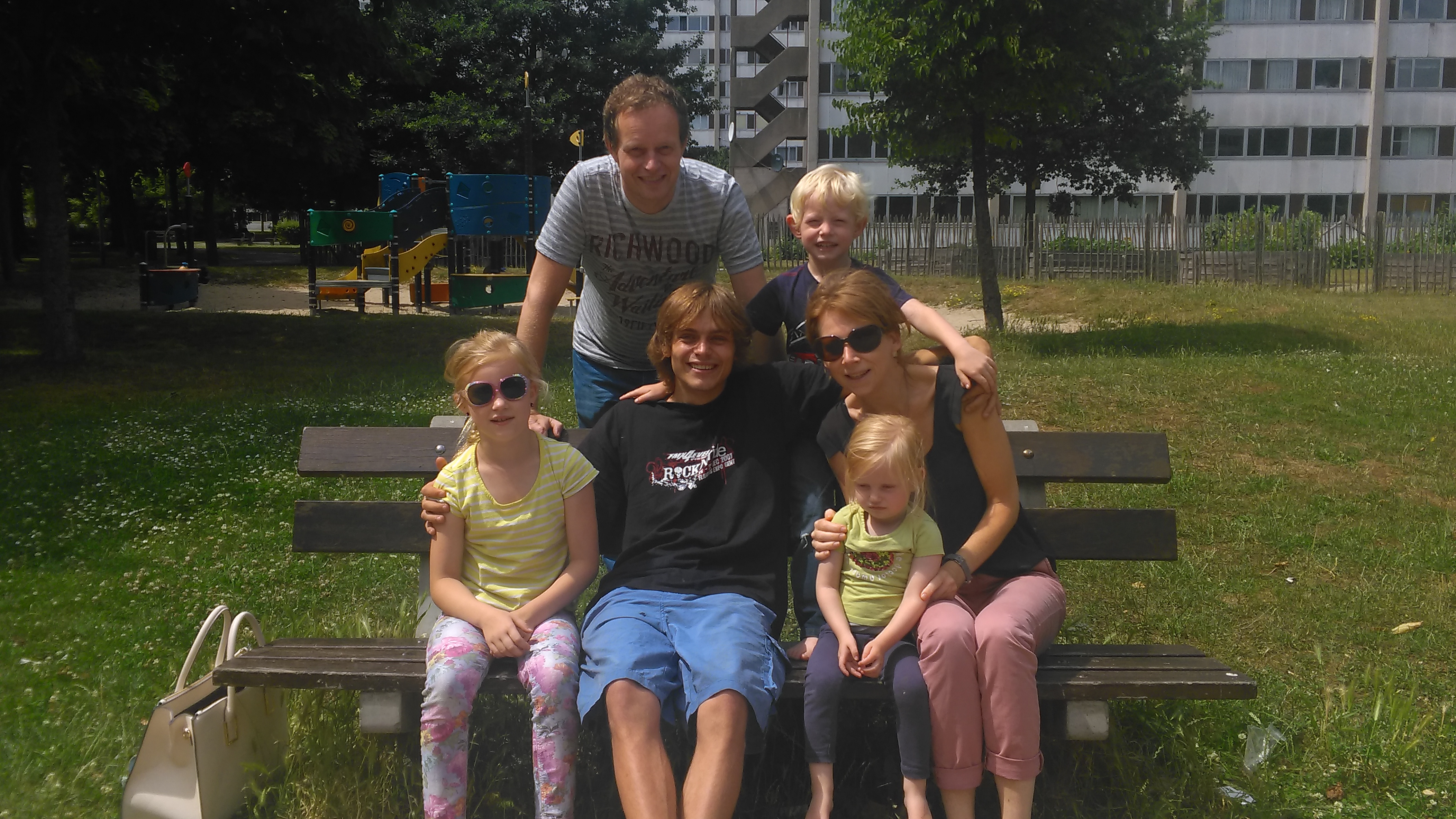 Koert, Carina, Ana, Tijs, Jans en Kenneth vlakbij Kenneths appartement