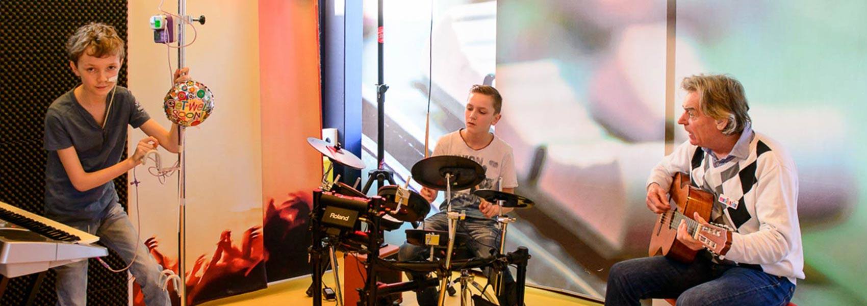 Muziekids muziekvrijwilligers en patiënten maken samen muziek