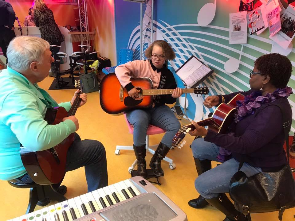 Muziek maken met patiëntjes in de Muziekids studio in de KinderKliniek Almere
