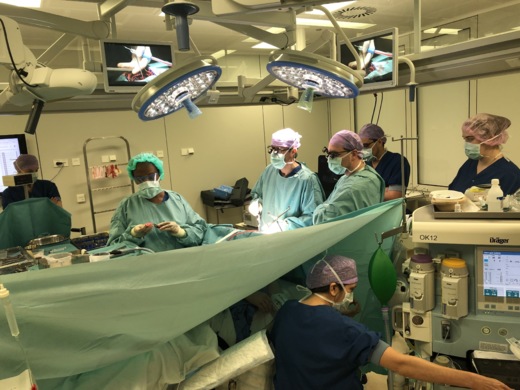 Chirurgen van het Erasmus MC aan het werk tijdens een wakkere hersenoperatie.