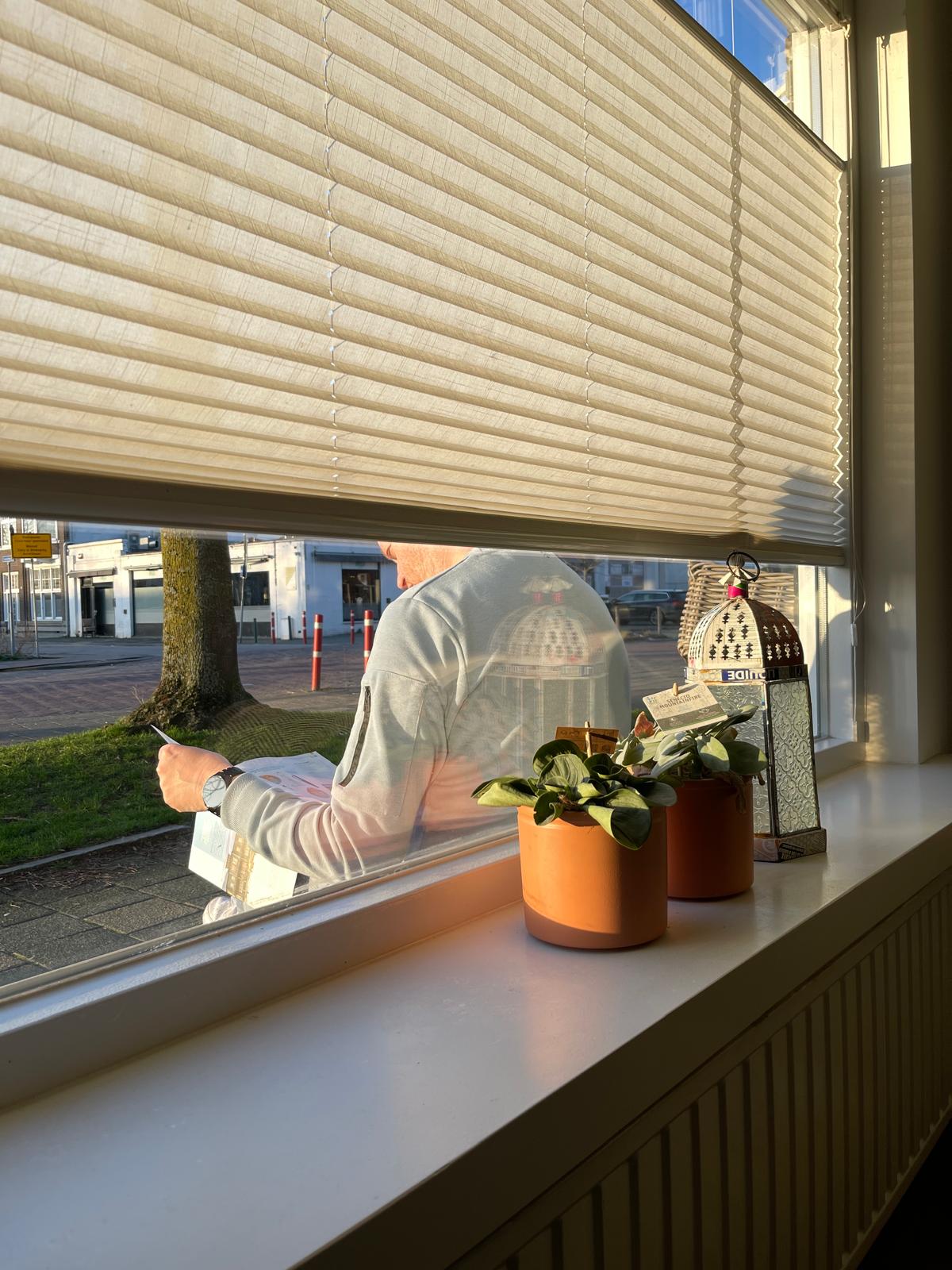 Eerste lentezon, uitklapbankje en reisbrochure